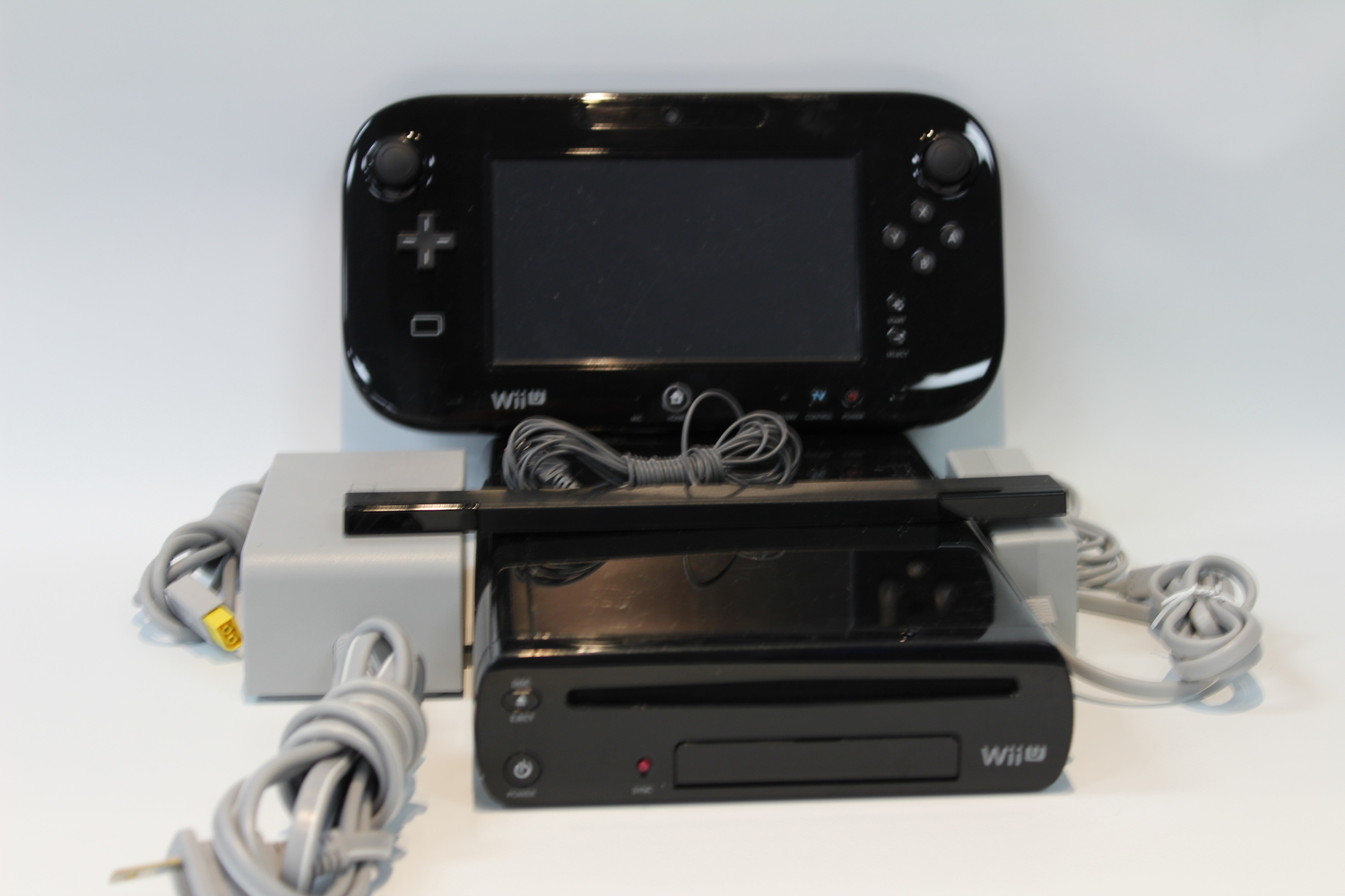 NINTENDO WII U GAMING SYSTEM 32 GB WITH TABLET AND CORDS Golden Pawn