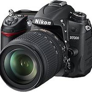 NIKON D7000 CAMERA WITH 2 BATTERIES CHARGER AND CARRYING BAG